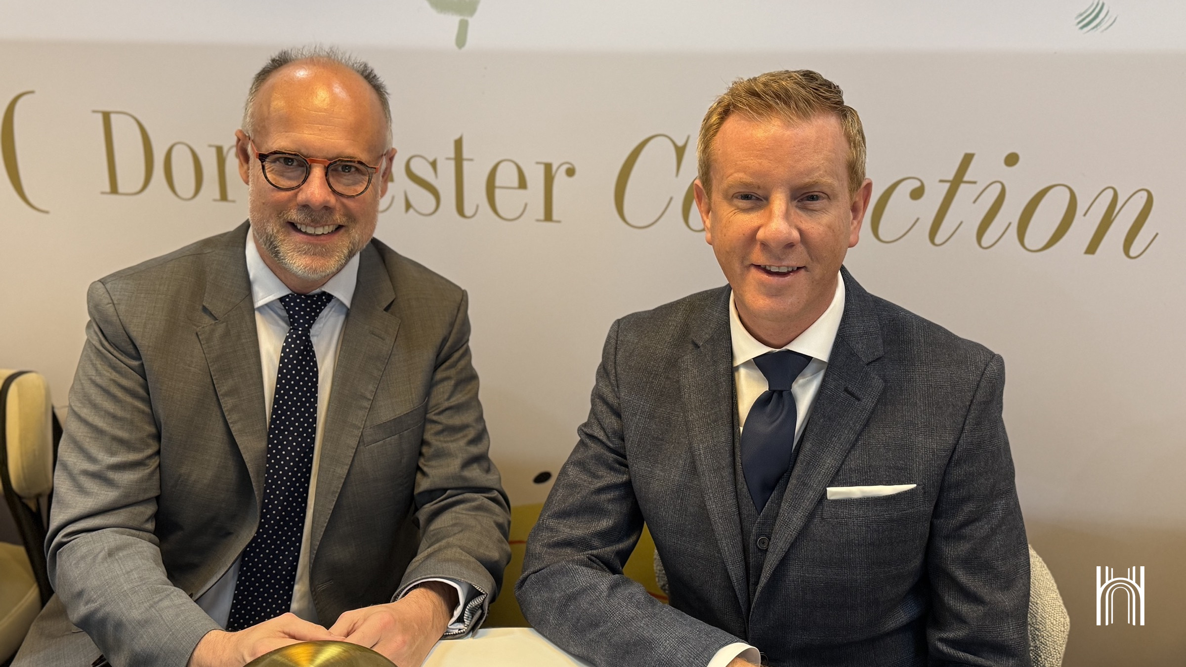Laurent Delporte et Lee Kelly, directeur général de 45 Park Lane, côte à côte sur le stand de la Dorchester Collection à l’ILTM Cannes